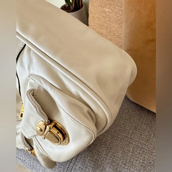 Marc Jacobs Angela Hobo Shoulder Bag In Cream With Gold Hardware - Picture 8 of 16